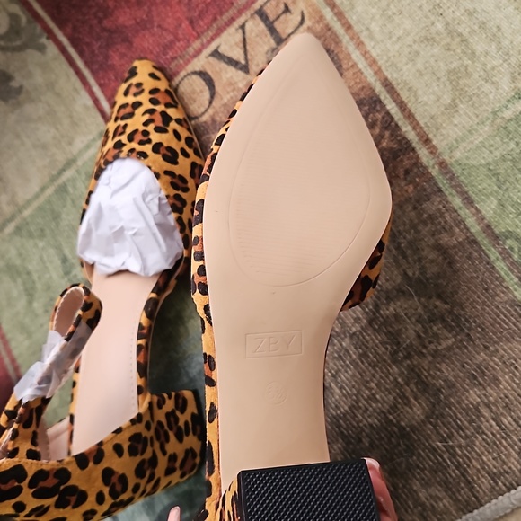 Womens leopard or cheetah heels - Picture 3 of 5